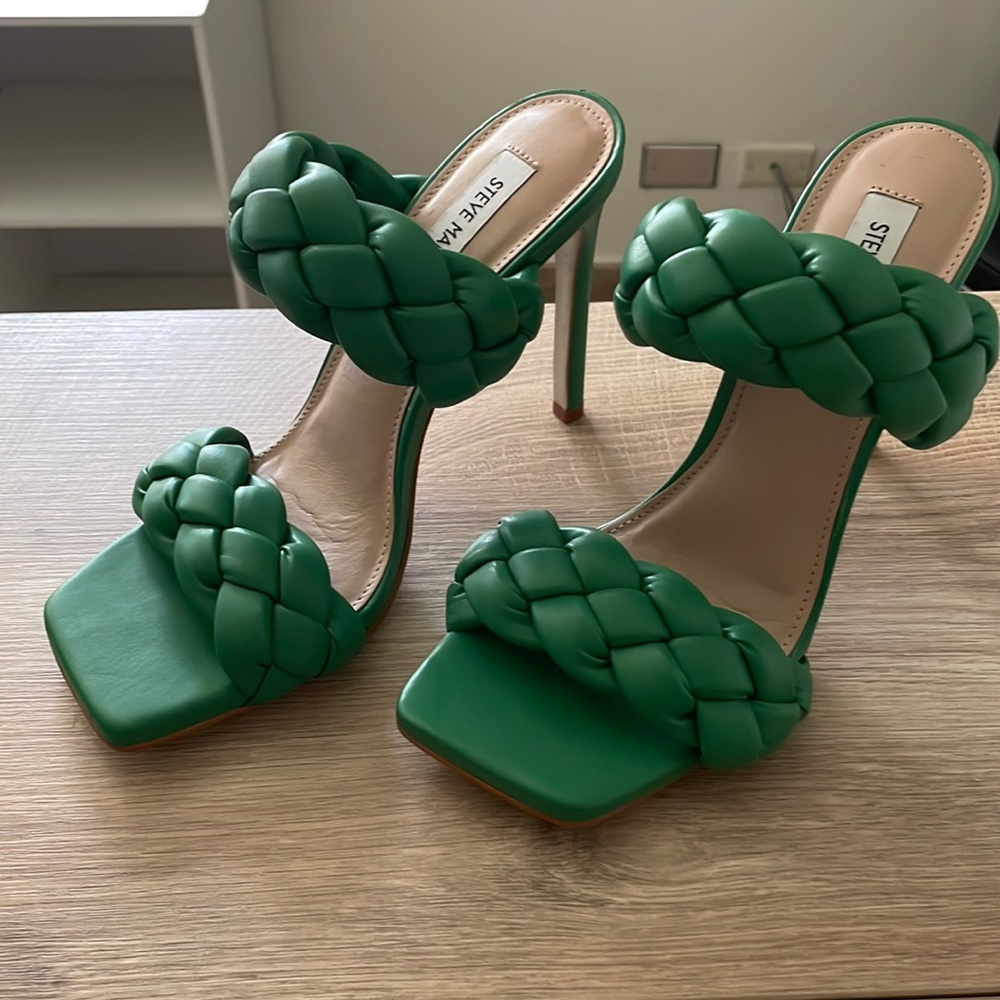 Steve Madden cute green shoes. Perfect for someone with narrow feet.